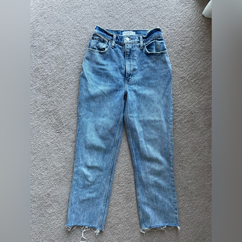 Abercrombie Curve Love “The 90’s Straight Ultra High Rise” size 25